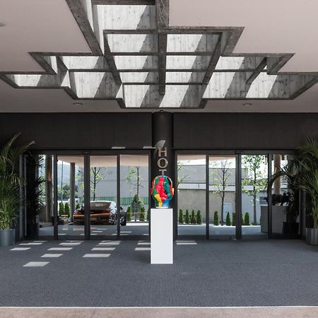Hotel Leonardo Da Vinci Erba Esterno foto