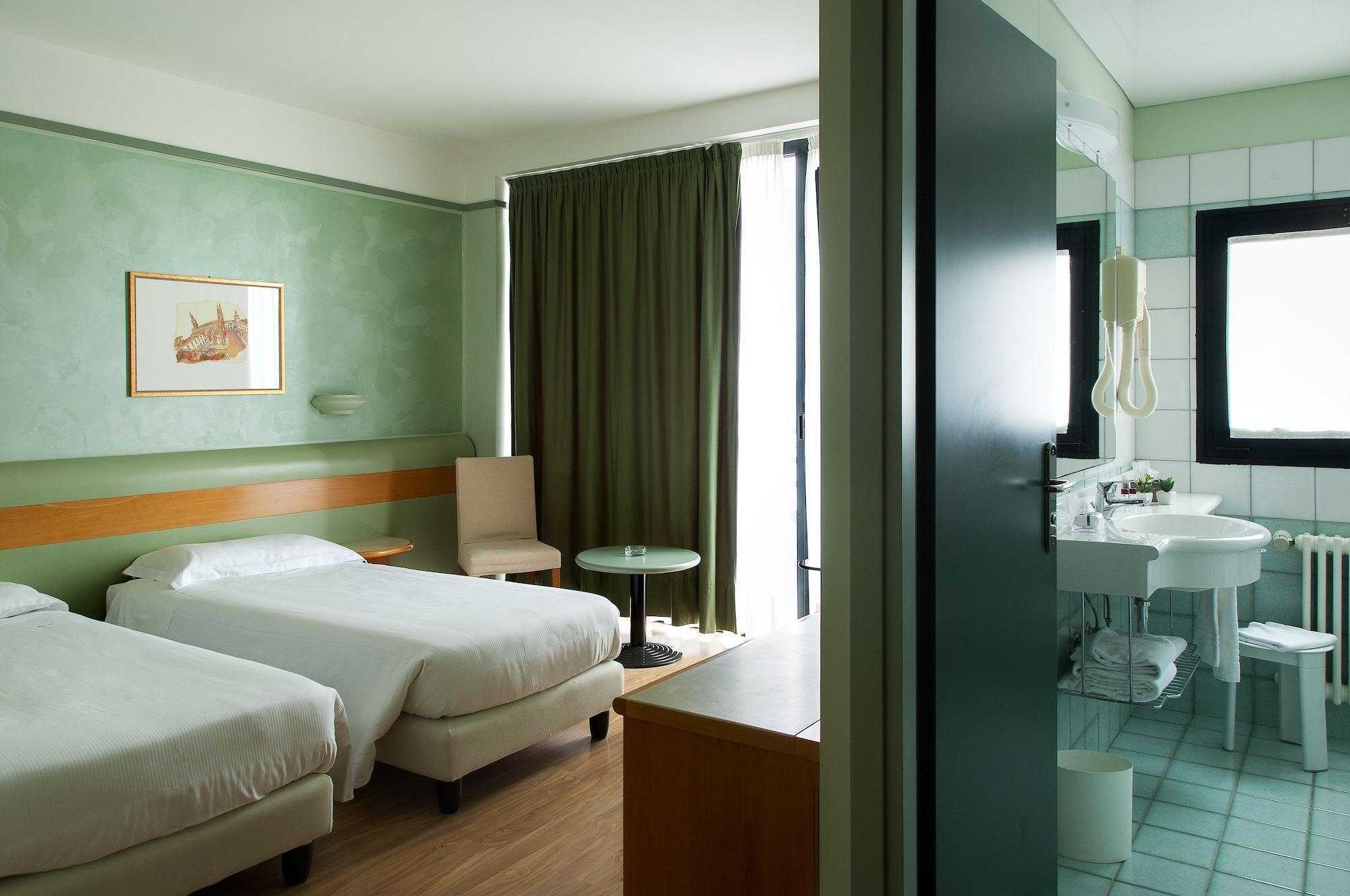 Hotel Leonardo Da Vinci Erba Esterno foto