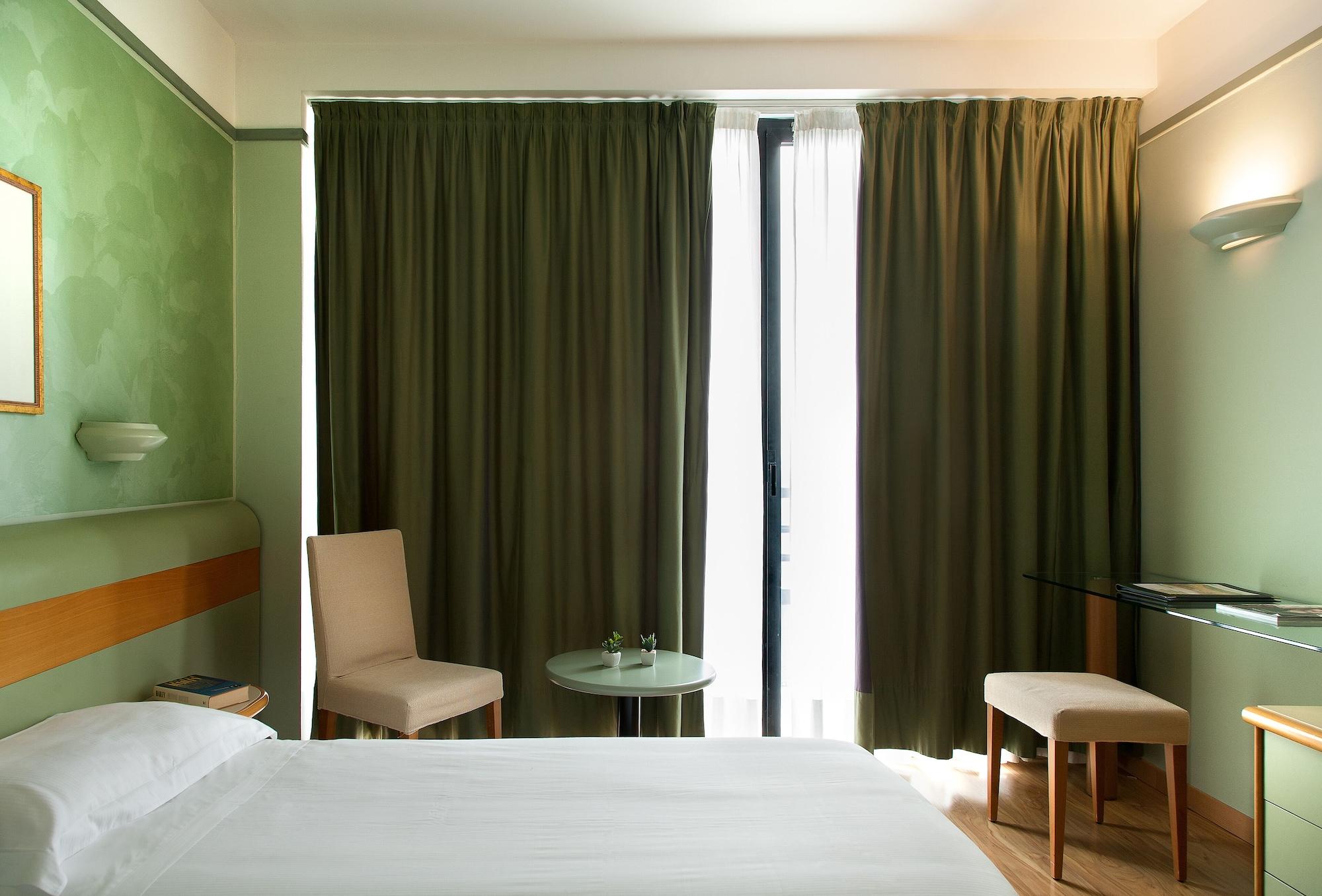 Hotel Leonardo Da Vinci Erba Esterno foto