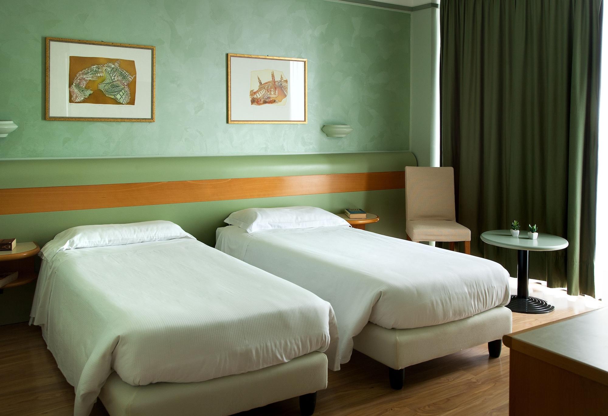 Hotel Leonardo Da Vinci Erba Esterno foto