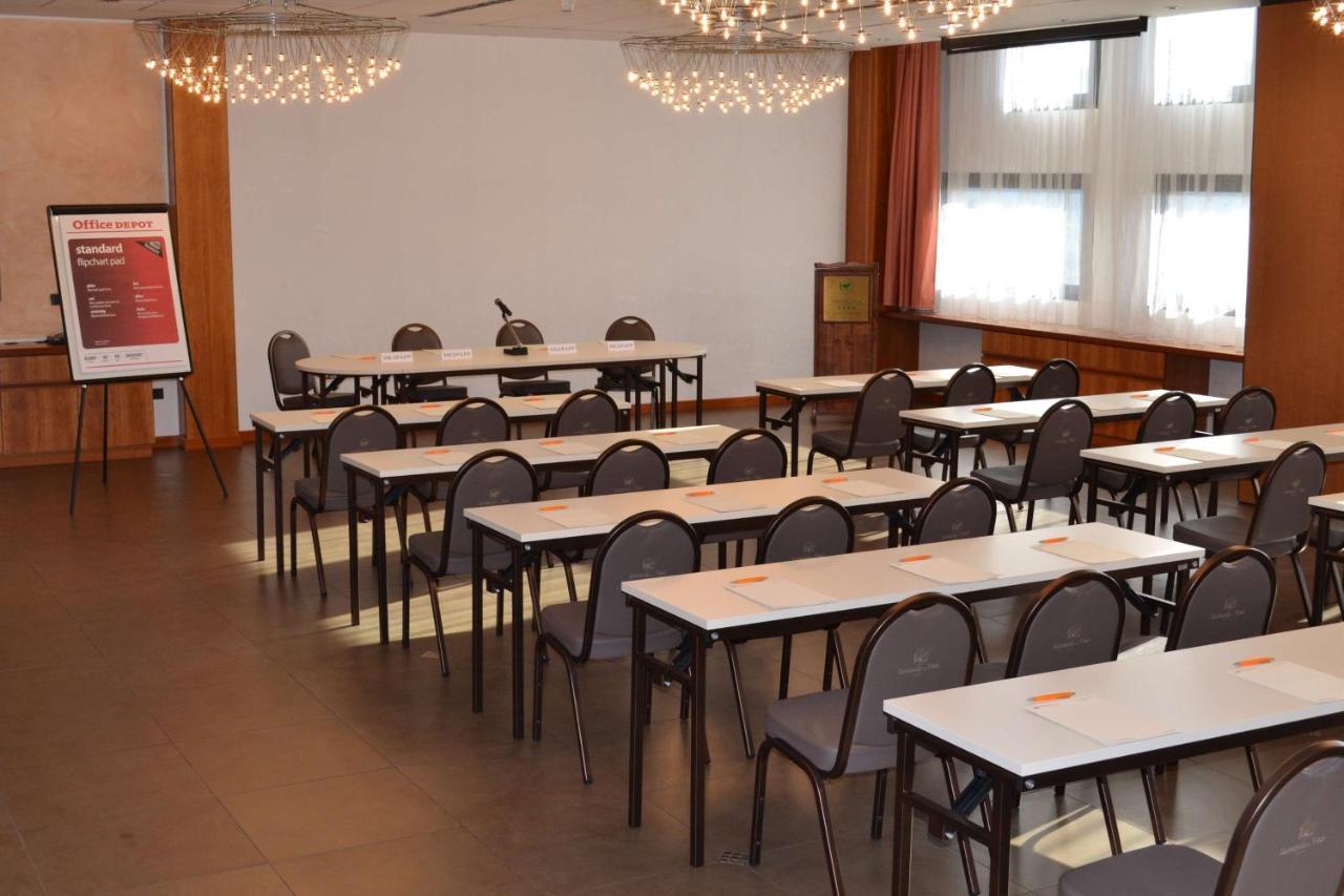 Hotel Leonardo Da Vinci Erba Esterno foto