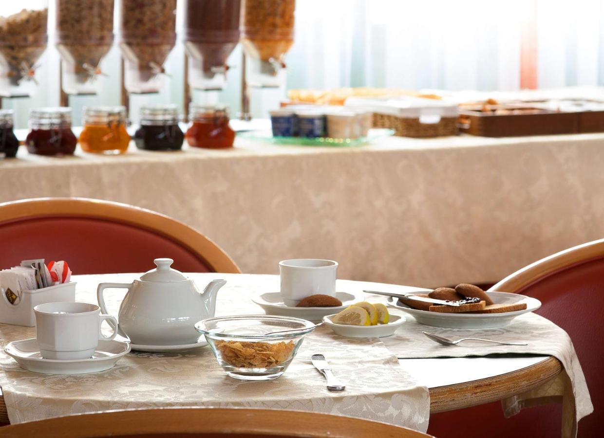 Hotel Leonardo Da Vinci Erba Esterno foto