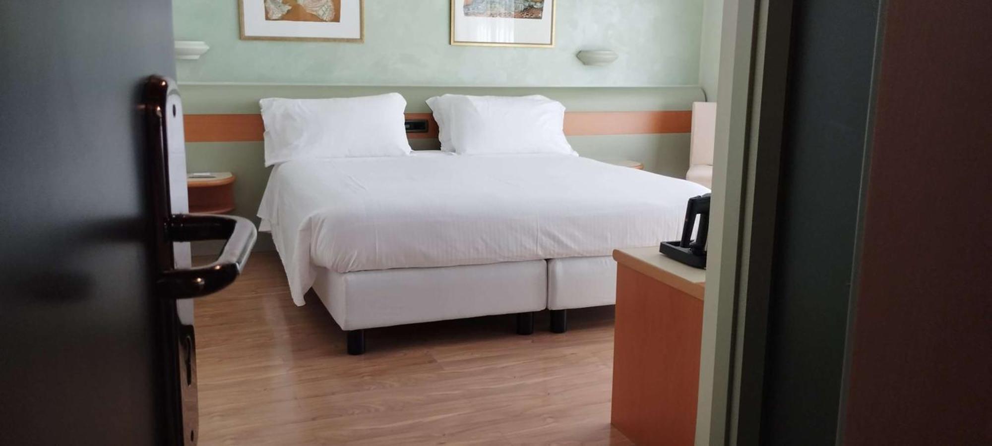 Hotel Leonardo Da Vinci Erba Esterno foto