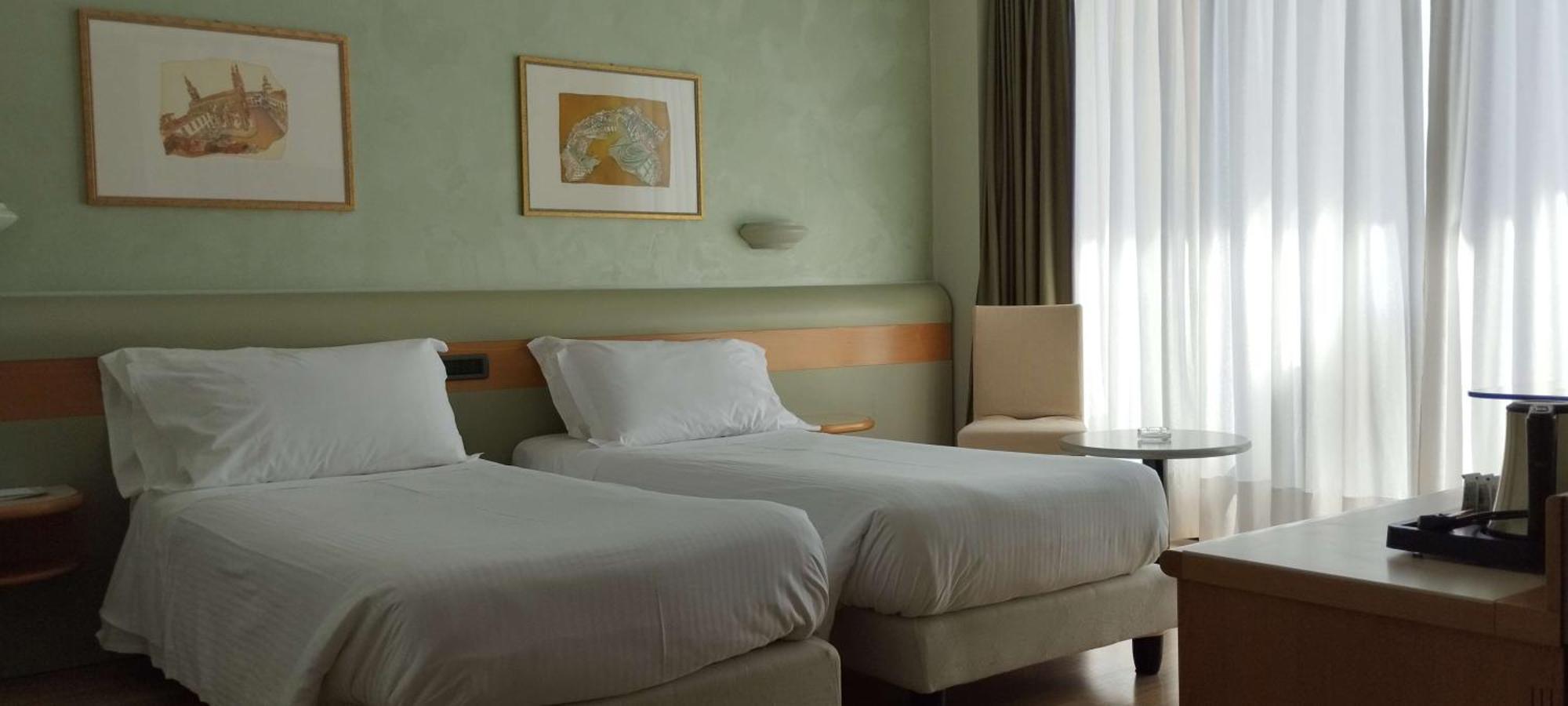 Hotel Leonardo Da Vinci Erba Esterno foto