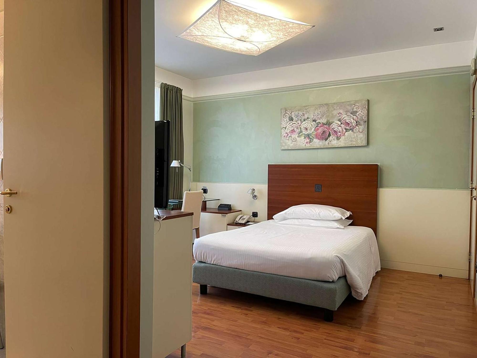 Hotel Leonardo Da Vinci Erba Esterno foto