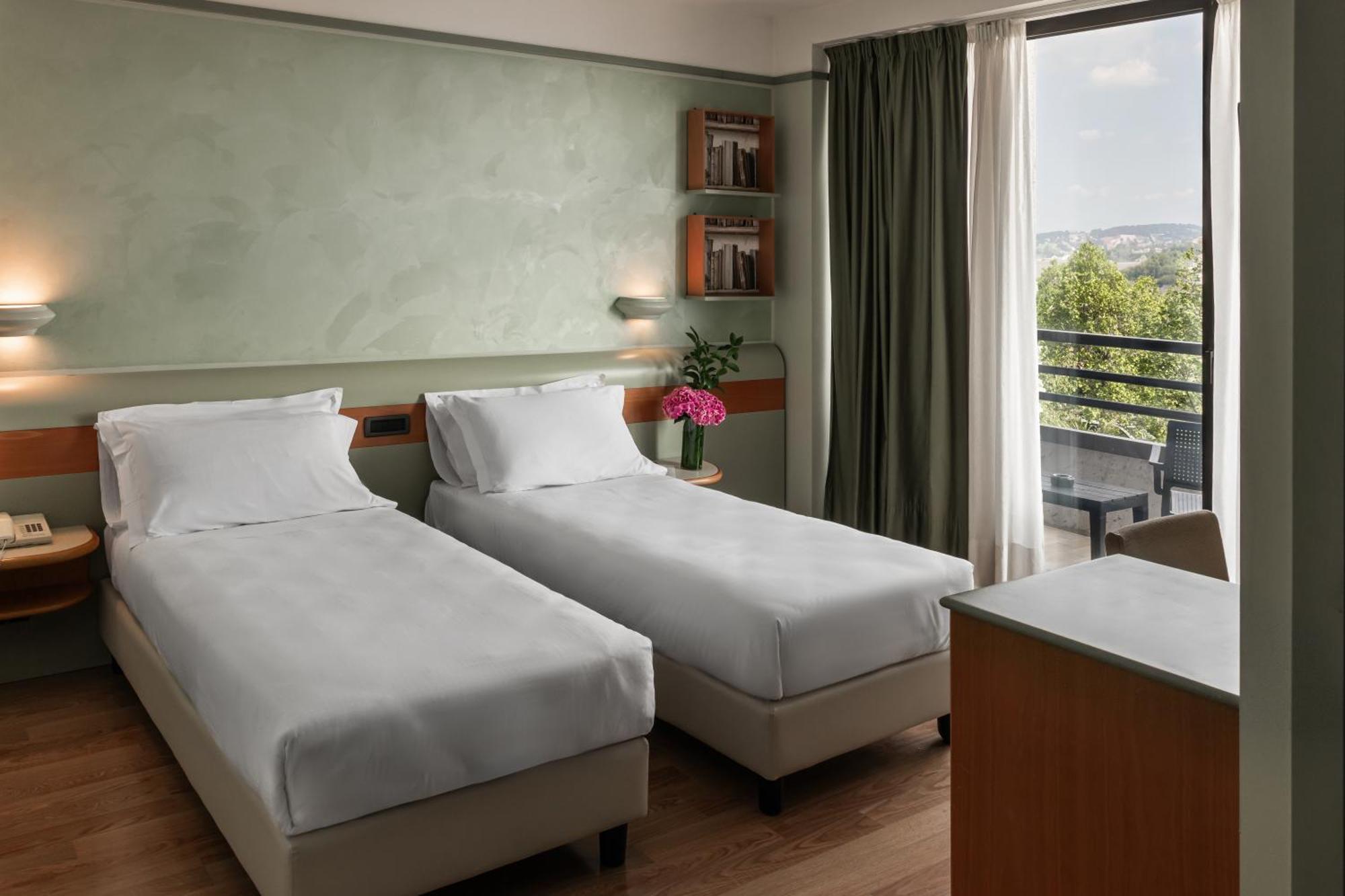 Hotel Leonardo Da Vinci Erba Esterno foto