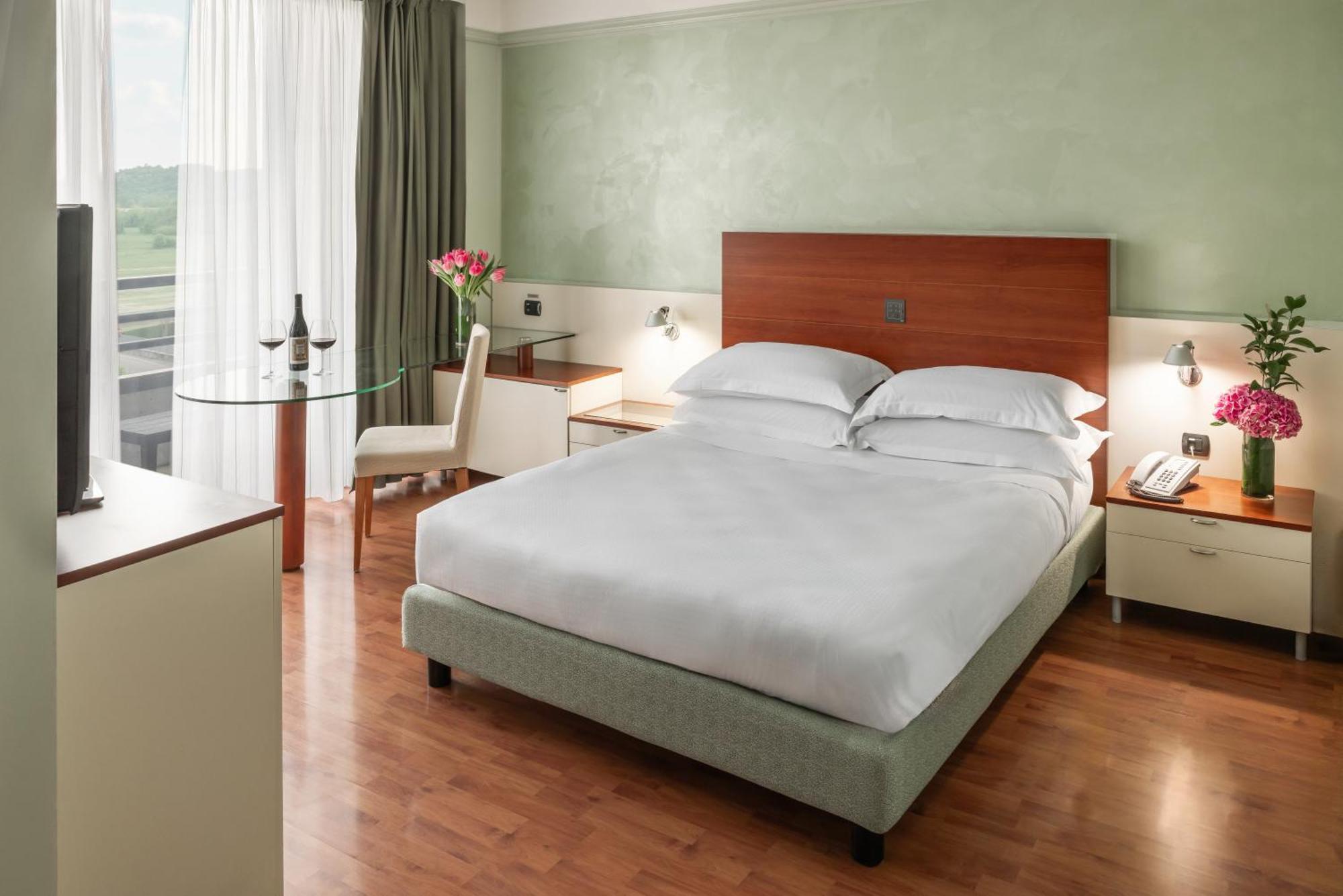Hotel Leonardo Da Vinci Erba Esterno foto