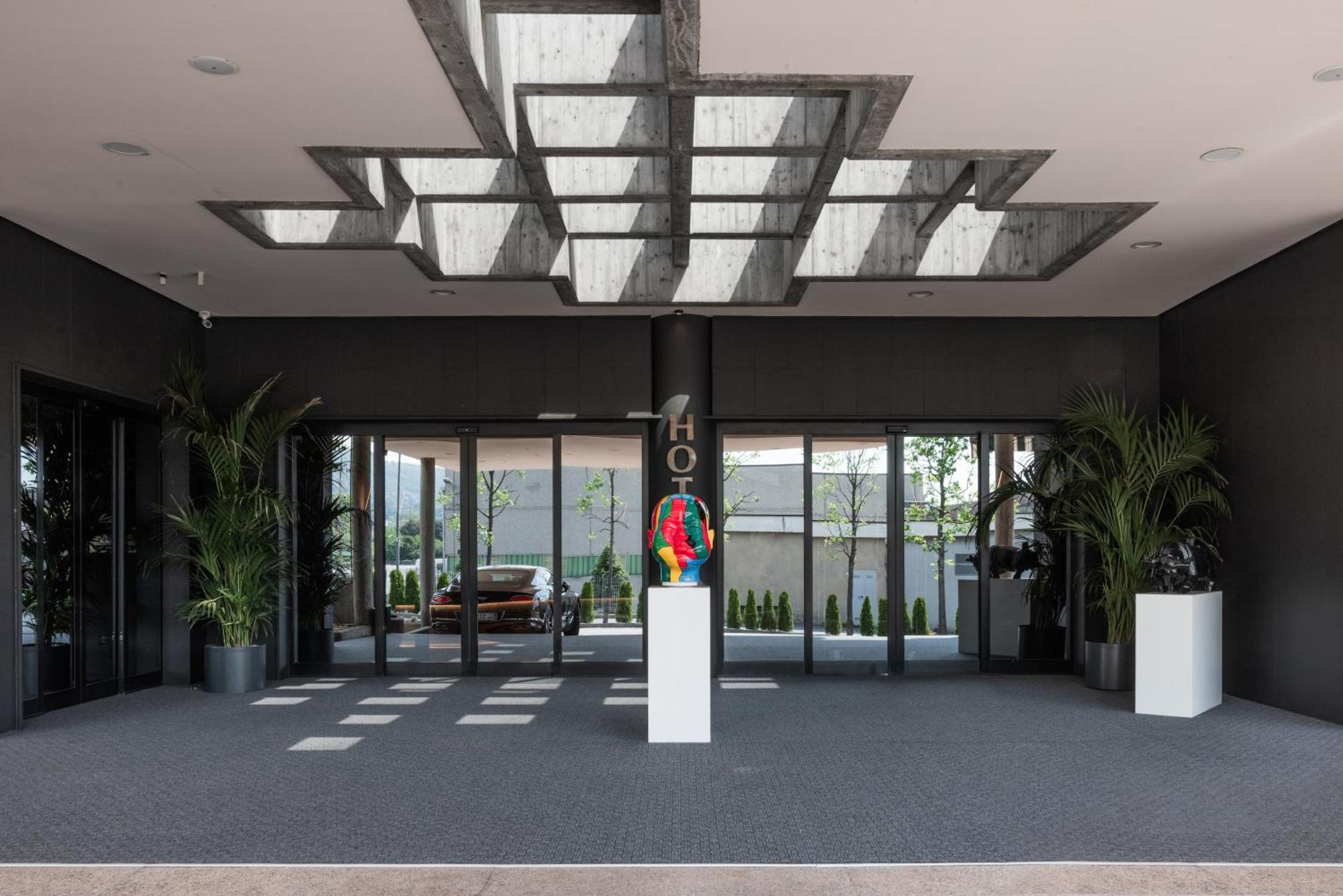 Hotel Leonardo Da Vinci Erba Esterno foto
