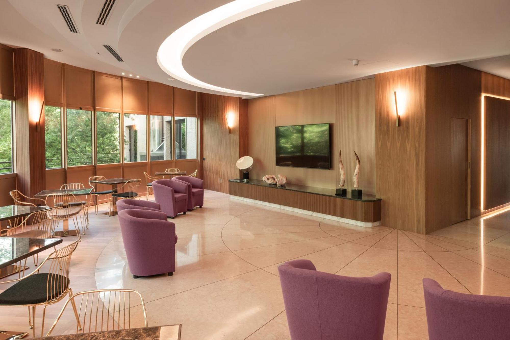 Hotel Leonardo Da Vinci Erba Esterno foto