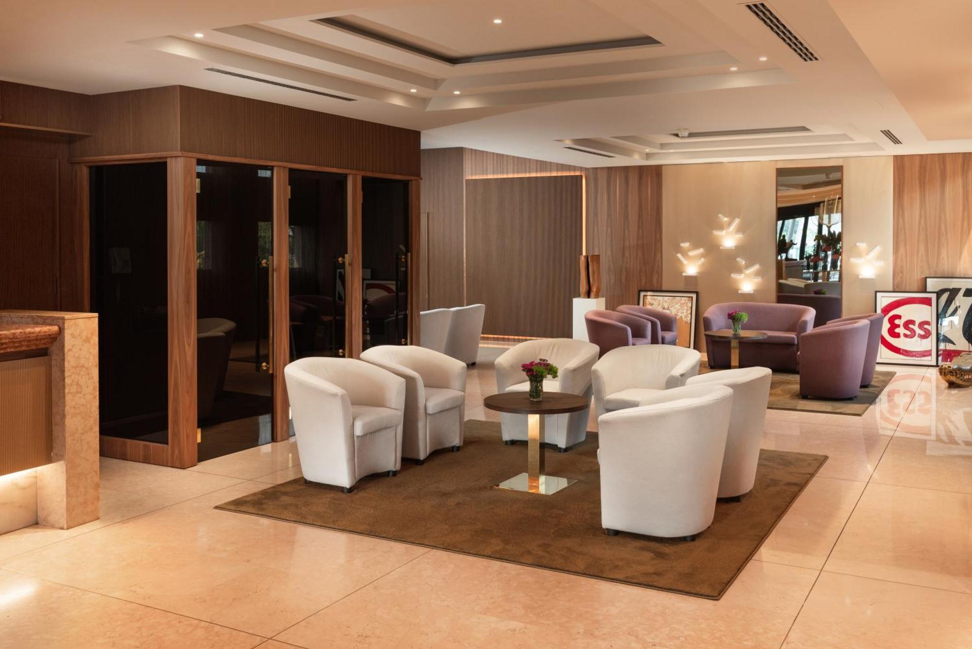 Hotel Leonardo Da Vinci Erba Esterno foto