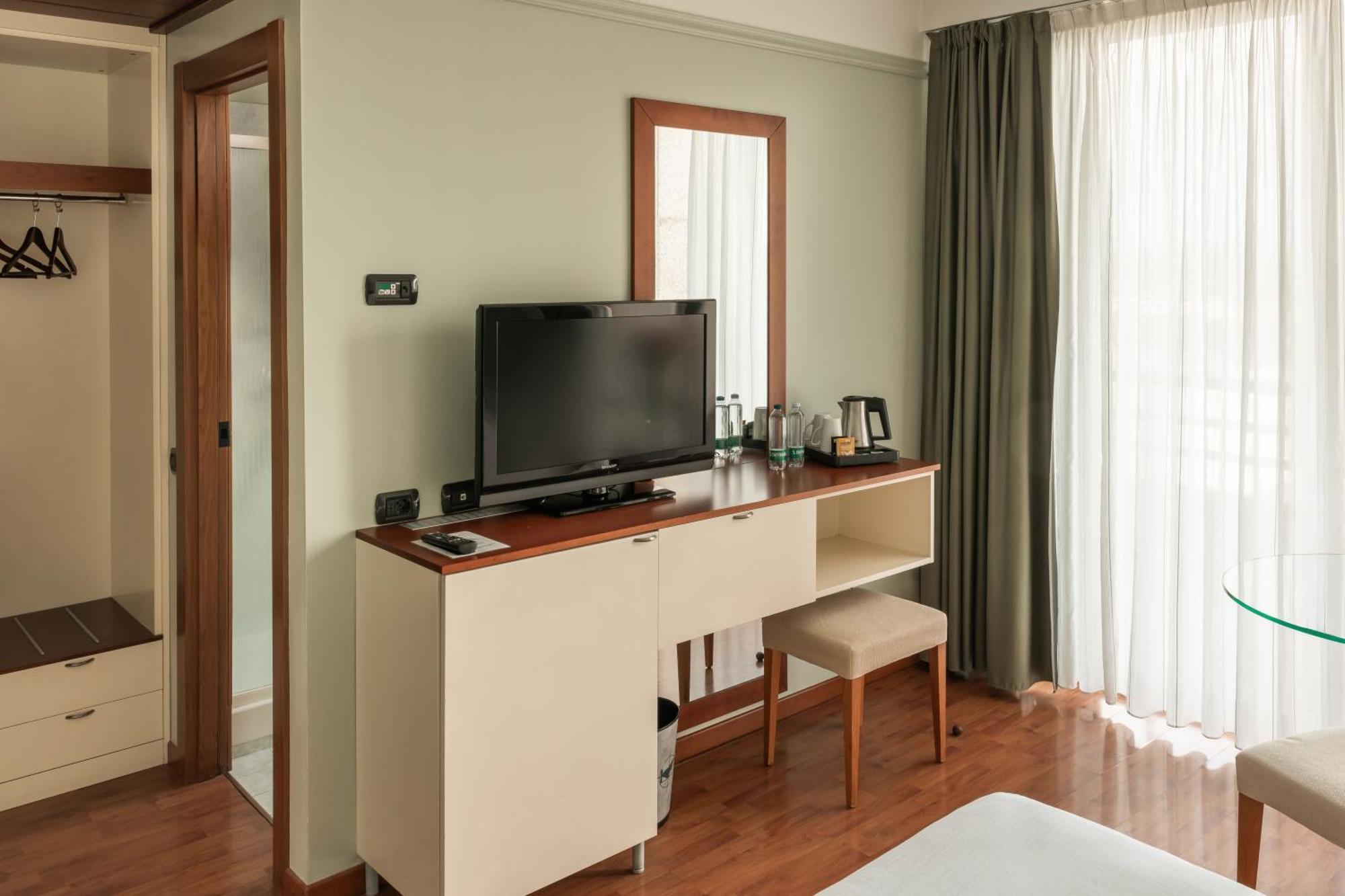 Hotel Leonardo Da Vinci Erba Esterno foto