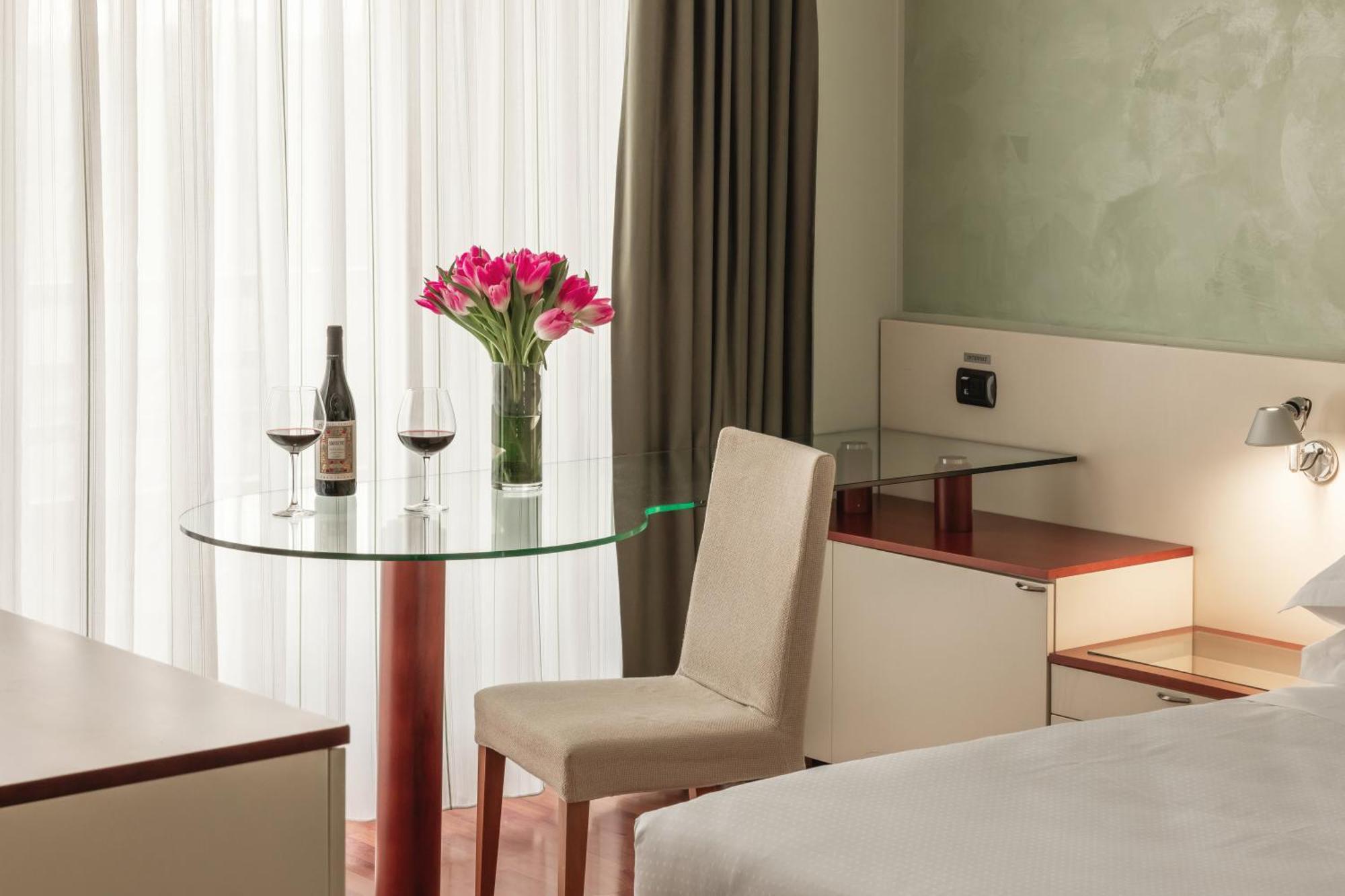Hotel Leonardo Da Vinci Erba Esterno foto