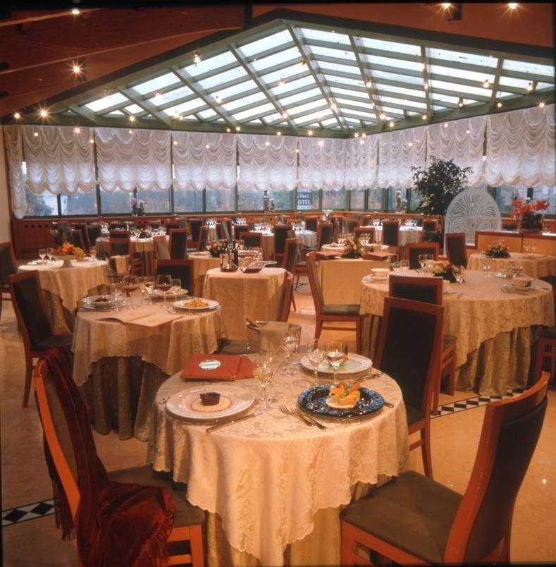 Hotel Leonardo Da Vinci Erba Esterno foto