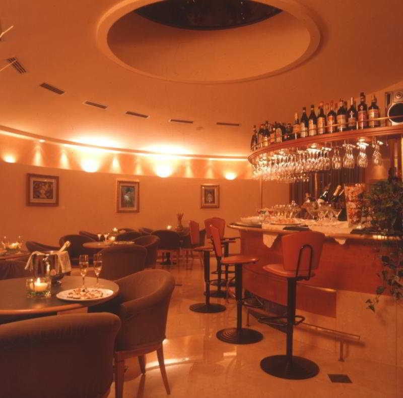 Hotel Leonardo Da Vinci Erba Esterno foto