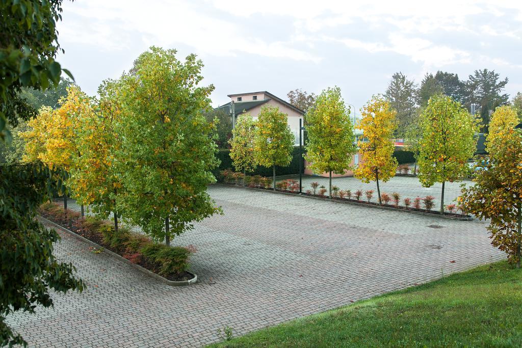 Hotel Leonardo Da Vinci Erba Esterno foto