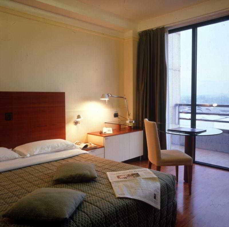 Hotel Leonardo Da Vinci Erba Esterno foto