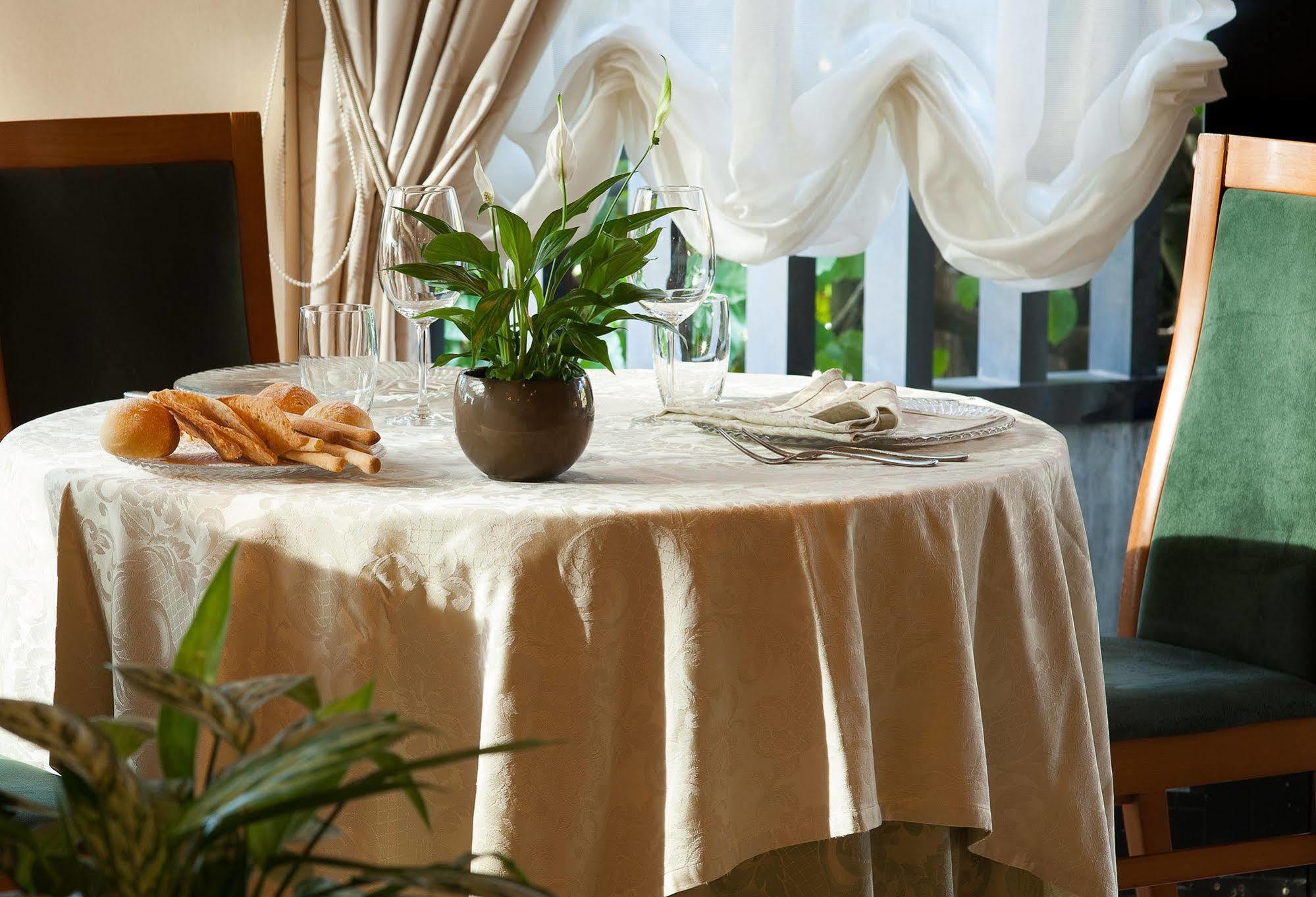 Hotel Leonardo Da Vinci Erba Esterno foto