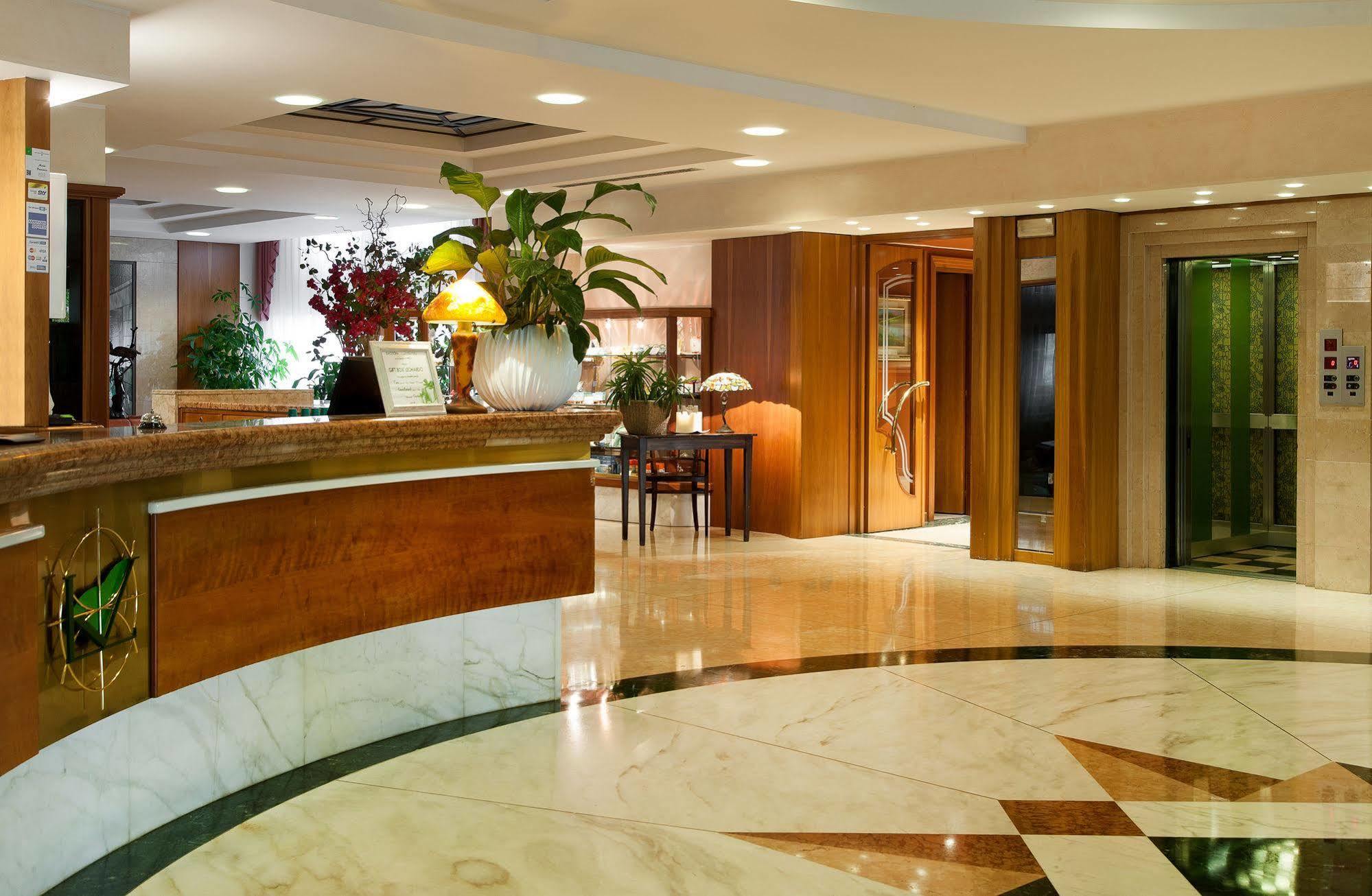 Hotel Leonardo Da Vinci Erba Esterno foto